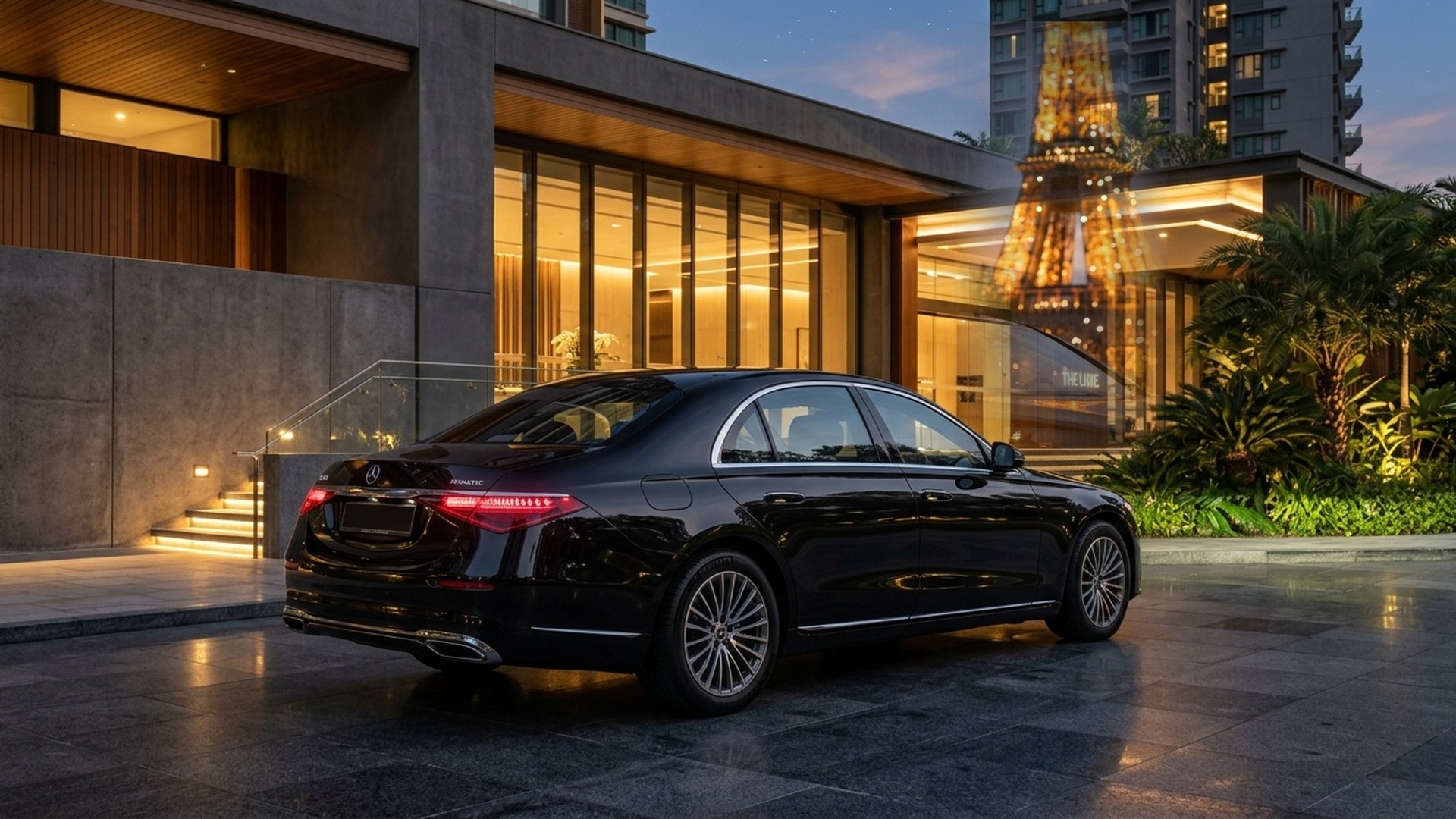 Coffre d’une limousine Mercedes Classe S avec valises de grand luxe à Paris